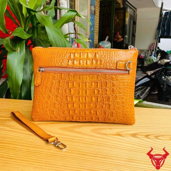 Clutch Nam Da Gù Cá Sấu Nhiều Ngăn CBDA4 Đẳng Cấp Clutch cầm tay da gù cá sấu CBDA4 màu vàng cam nhiều ngăn tiện dụng.