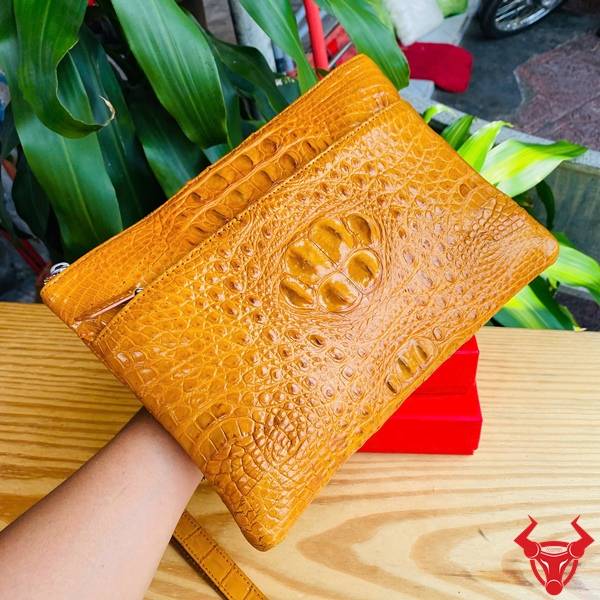 Clutch Da Gù Cá Sấu CBDA4 Màu Vàng Cam Sang Trọng Chính Hãng Clutch nam da gù cá sấu CBDA4 màu vàng cam chế tác tinh xảo và sang trọng.