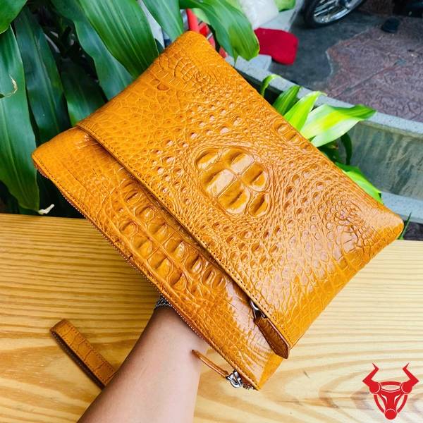 Clutch Cầm Tay Nhiều Ngăn Da Gù Cá Sấu Màu Vàng Cam CBDA4 Cao Cấp Clutch cầm tay da gù cá sấu CBDA4 màu vàng cam thiết kế hiện đại.