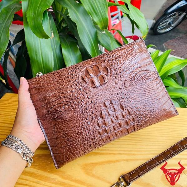 Túi clutch da gù cá sấu CBCA4 màu nâu đất lịch lãm dành cho doanh nhân.