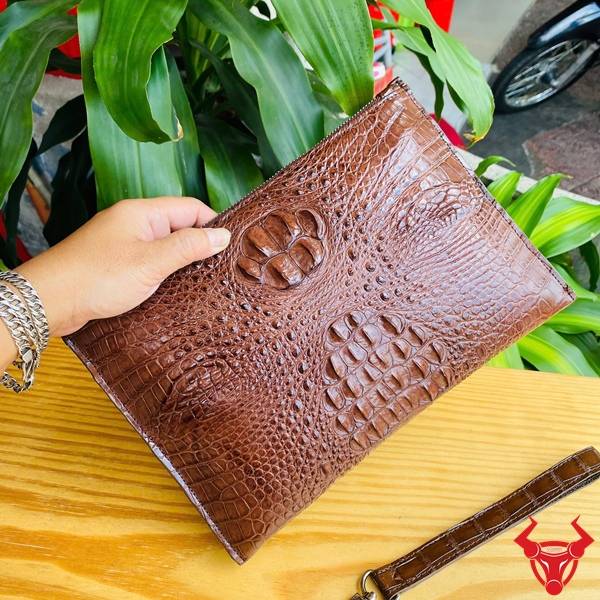 Clutch cầm tay da gù cá sấu CBCA4 màu nâu đất với vân da tự nhiên đẹp.
