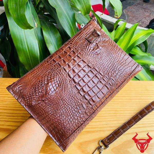 Clutch da cá sấu gù CBCA4 màu nâu đất thiết kế thanh lịch cao cấp.