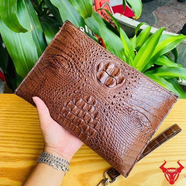 Clutch nam da cá sấu gù CBCA4 màu nâu đất chế tác tinh xảo.