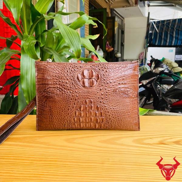 Clutch da cá sấu gù CBCA4 màu nâu đất dành cho doanh nhân hiện đại.