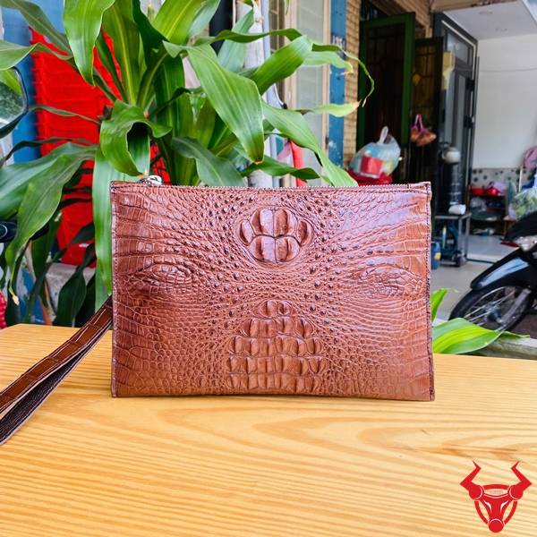 Clutch da gù cá sấu CBCA4 màu nâu đất với nhiều ngăn tiện lợi.