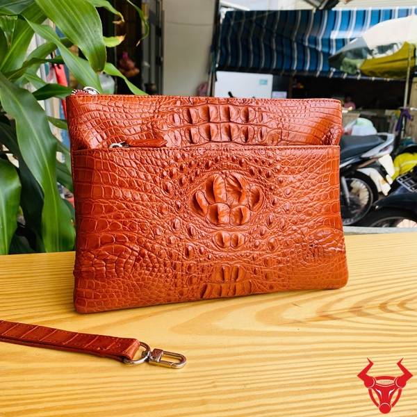 Túi clutch da cá sấu CBDA4 màu nâu đỏ dành cho doanh nhân hiện đại.