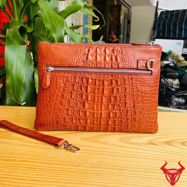 Clutch cầm tay da cá sấu CBDA4 màu nâu đỏ nhiều ngăn tiện dụng.