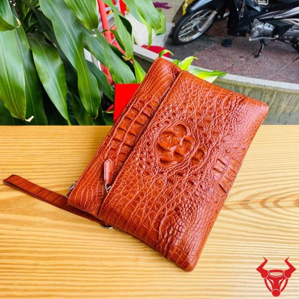 Clutch cầm tay da cá sấu CBDA4 màu nâu đỏ thiết kế hiện đại.