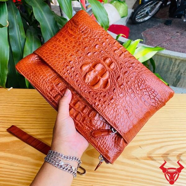 Clutch da cá sấu CBDA4 màu nâu đỏ thiết kế thanh lịch với nhiều ngăn.
