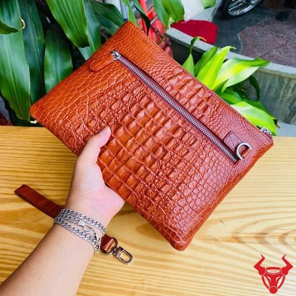 Clutch nam da cá sấu CBDA4 màu nâu đỏ chế tác tinh xảo và sang trọng.