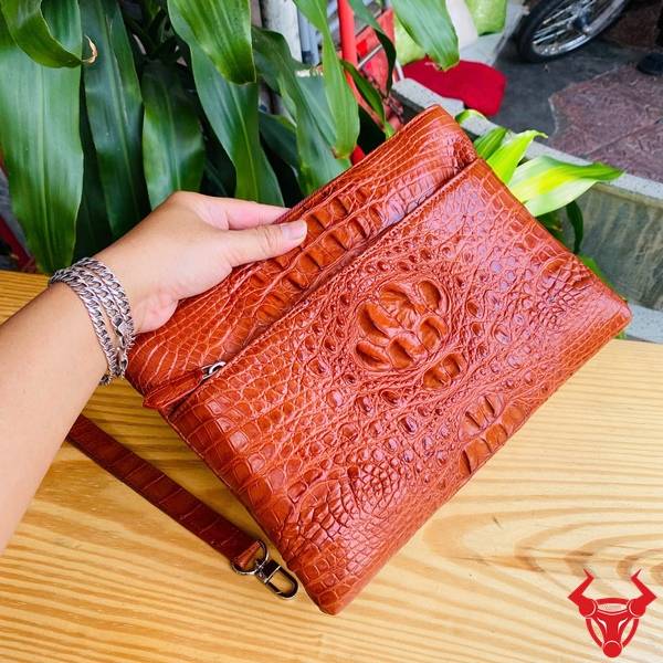 Clutch da cá sấu nhiều ngăn CBDA4 màu nâu đỏ cao cấp cho nam.