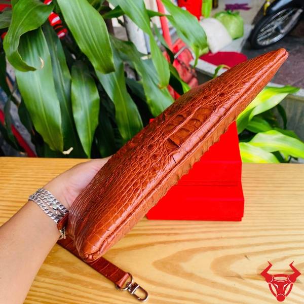 Clutch cầm tay nhiều ngăn da cá sấu CBDA4 màu nâu đỏ sang trọng.