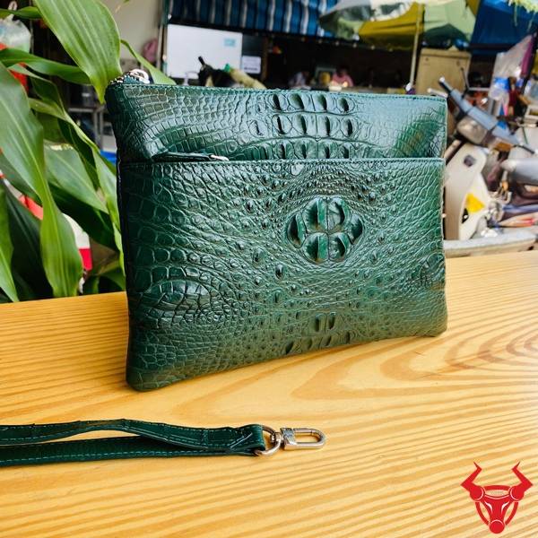 Túi clutch da gù cá sấu CBDA4 màu xanh lá dành cho doanh nhân hiện đại.