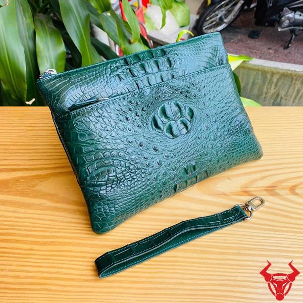 Clutch cầm tay da gù cá sấu CBDA4 màu xanh lá nhiều ngăn tiện dụng.