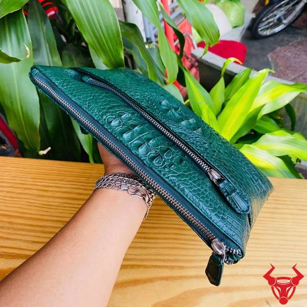 Clutch da gù cá sấu CBDA4 màu xanh lá thiết kế thanh lịch nhiều ngăn.