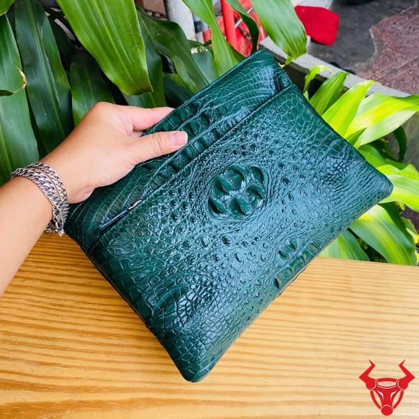 Clutch nam da gù cá sấu CBDA4 màu xanh lá chế tác tinh xảo và sang trọng.