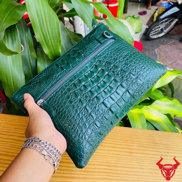 Clutch cầm tay da gù cá sấu CBDA4 màu xanh lá thiết kế hiện đại.