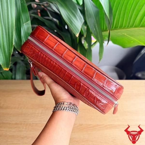 Mua Túi Clutch Nam Da Bụng Cá Sấu CBFA8 Chính Hãng Túi clutch cầm tay da cá sấu CBFA8 màu đỏ đẳng cấp.