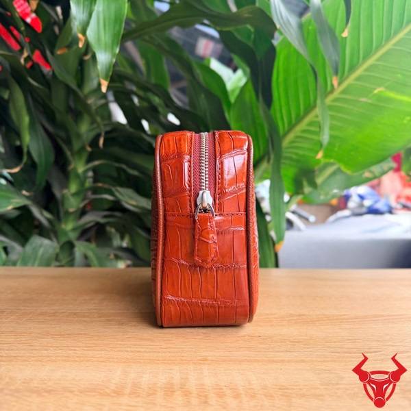 Túi Clutch Da Bụng Cá Sấu CBFA8 Chế Tác Tinh Xảo Túi clutch cầm tay nam da bụng cá sấu CBFA8 màu đỏ cao cấp.