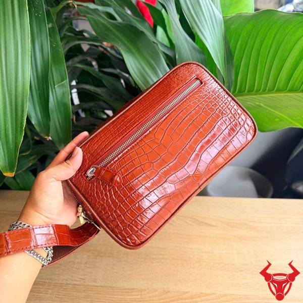 Túi Cầm Tay Nam Da Cá Sấu CBFA8 Cao Cấp Cho Doanh Nhân Túi clutch cầm tay nam da bụng cá sấu CBFA8 màu đỏ sang trọng.