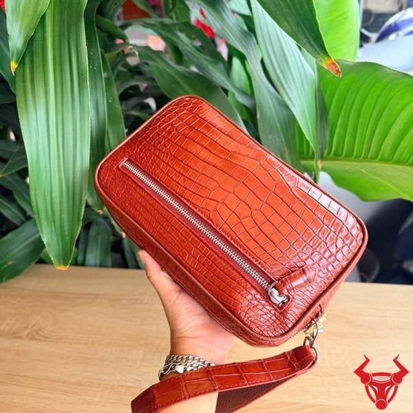 Túi Clutch Da Cá Sấu CBFA8 Màu Đỏ Đẳng Cấp Túi clutch da bụng cá sấu CBFA8 màu đỏ sang trọng.