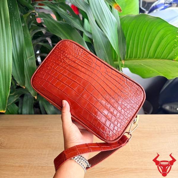 Túi Clutch Nam Da Bụng Cá Sấu CBFA8 Sang Trọng Túi clutch nam da bụng cá sấu CBFA8 hoàn thiện tinh xảo.