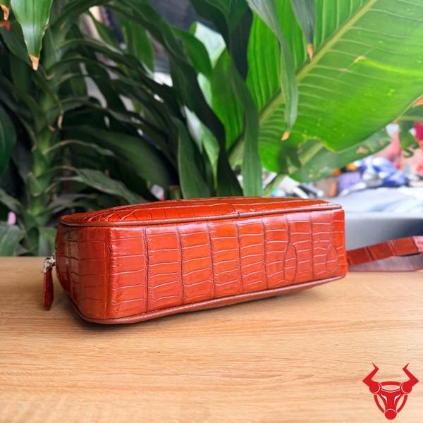 Túi Clutch Cầm Tay Nam Da Bụng Cá Sấu CBFA8 Màu Đỏ Cao Cấp Túi clutch da bụng cá sấu CBFA8 phong cách hiện đại màu đỏ.