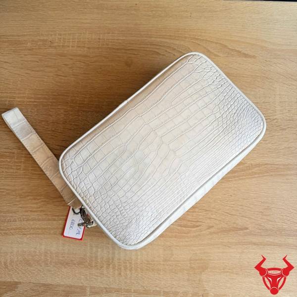Túi clutch da bụng cá sấu CBFA8 màu bạch tạng độc đáo.