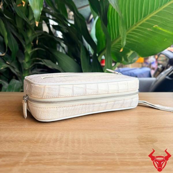 Túi clutch da bụng cá sấu CBFA8 màu bạch tạng sang trọng.