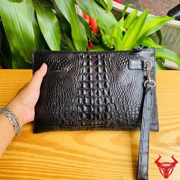 Clutch da cá sấu gù CBCA4 màu đen thiết kế thanh lịch và cao cấp.