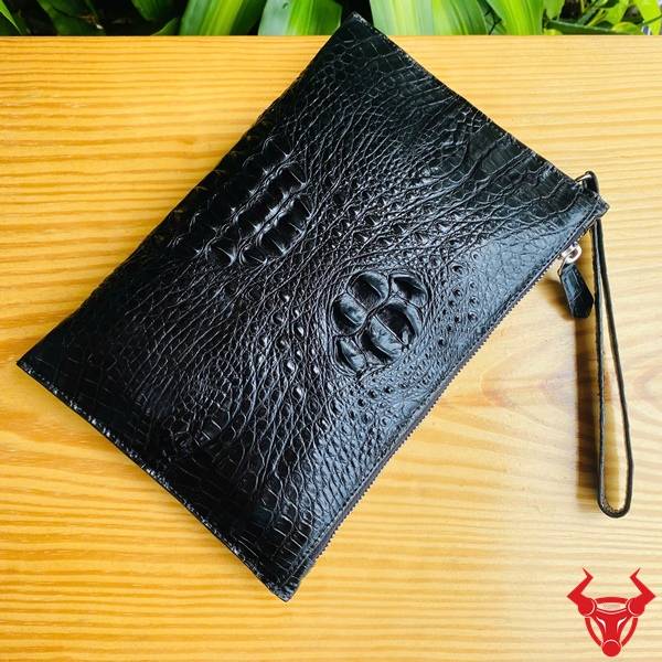 Clutch da gù cá sấu CBCA4 màu đen nhỏ gọn với nhiều ngăn tiện lợi.