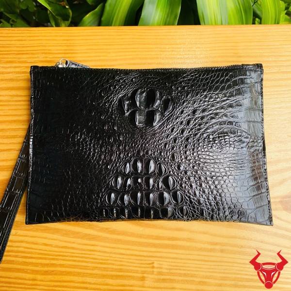 Clutch cầm tay da cá sấu gù CBCA4 màu đen sang trọng dành cho quý ông.