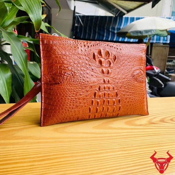Túi clutch da gù cá sấu CBCA4 màu nâu đỏ lịch lãm dành cho doanh nhân.