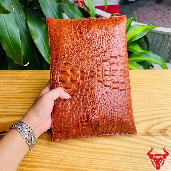 Clutch da cá sấu gù CBCA4 màu nâu đỏ thiết kế thanh lịch và cao cấp.