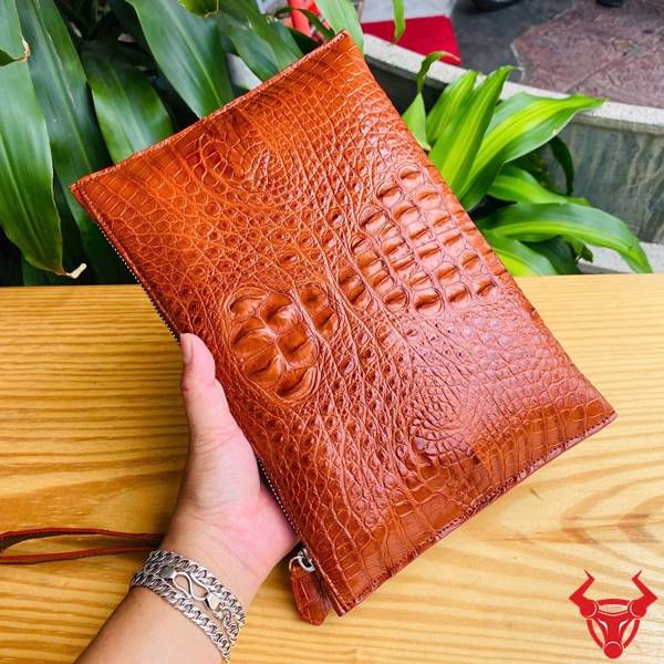 Clutch nam da cá sấu gù CBCA4 màu nâu đỏ chế tác tinh xảo và sang trọng.