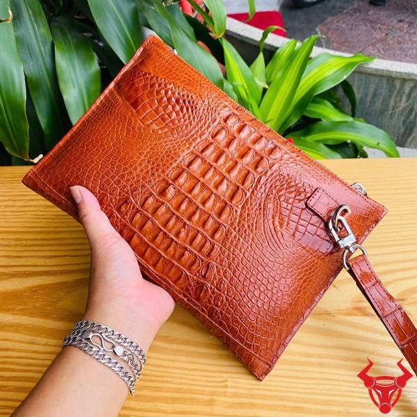Clutch da cá sấu gù CBCA4 màu nâu đỏ dành cho doanh nhân hiện đại.