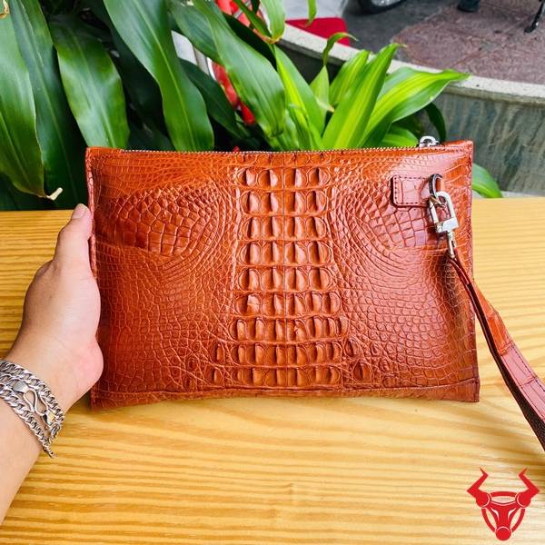 Clutch da gù cá sấu CBCA4 màu nâu đỏ với nhiều ngăn tiện lợi.