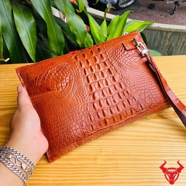 Clutch cầm tay da cá sấu gù CBCA4 màu nâu đỏ sang trọng dành cho quý ông.