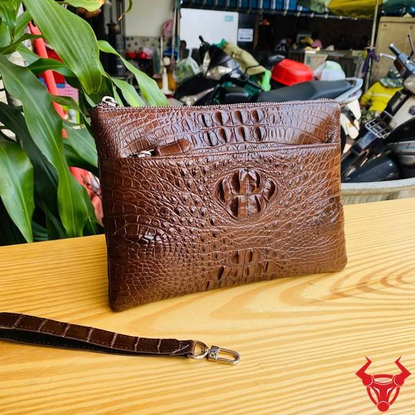 Clutch cầm tay nhiều ngăn da cá sấu CBDA4 màu nâu đất sang trọng.
