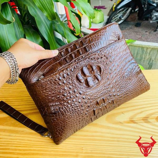 Clutch da cá sấu nhiều ngăn CBDA4 màu nâu đất cao cấp cho nam.
