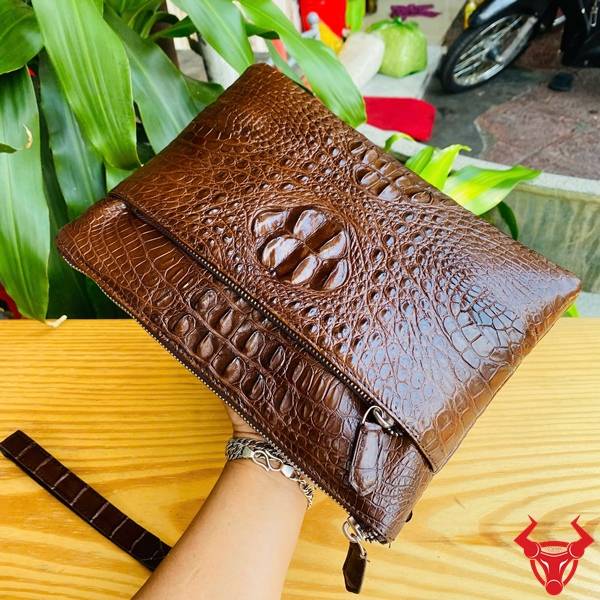 Clutch cầm tay nhiều ngăn da cá sấu CBDA4 màu nâu đất cao cấp.