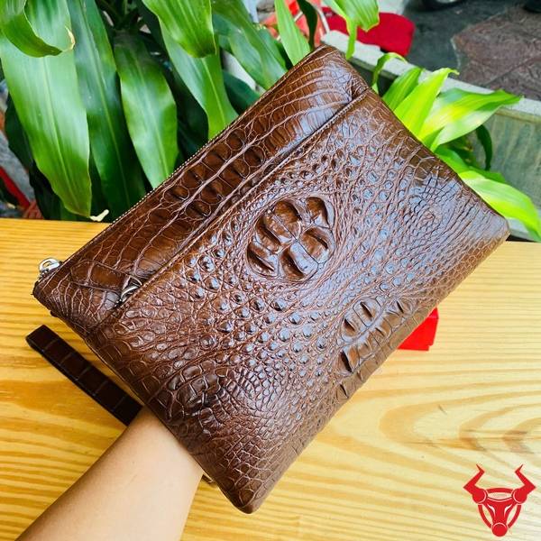 Clutch nam da cá sấu CBDA4 màu nâu đất chế tác tinh xảo và sang trọng.
