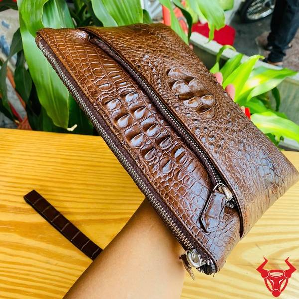 Túi clutch da cá sấu CBDA4 màu nâu đất dành cho doanh nhân hiện đại.