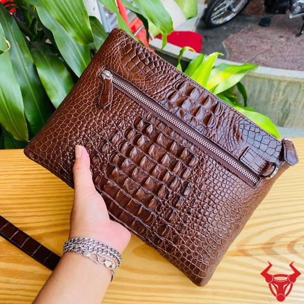Clutch cầm tay da cá sấu CBDA4 màu nâu đất nhiều ngăn tiện dụng.