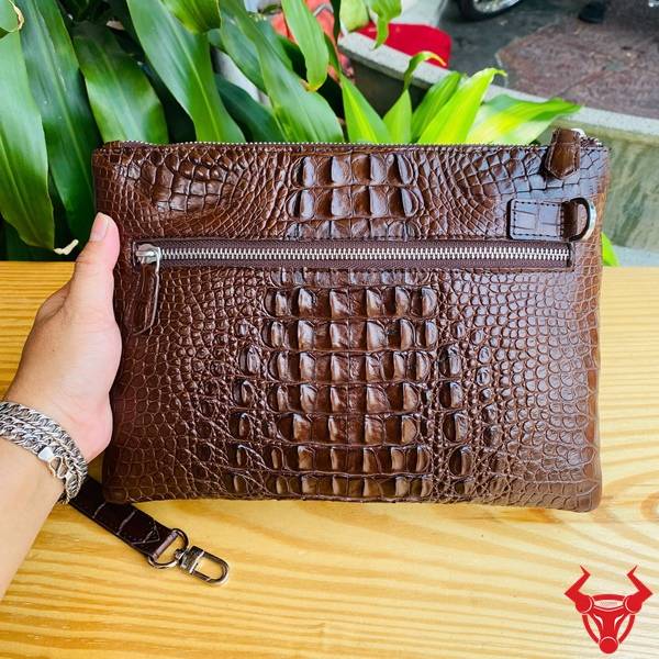 Clutch da cá sấu CBDA4 màu nâu đất thiết kế thanh lịch với nhiều ngăn.