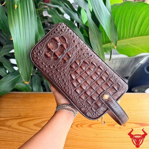 Clutch hộp da gù lưng cá sấu CGA4 màu nâu đất sang trọng cho quý ông.