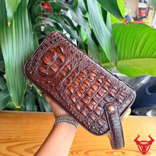 Túi clutch da gù lưng cá sấu CGA4 màu nâu đất chế tác tinh xảo.