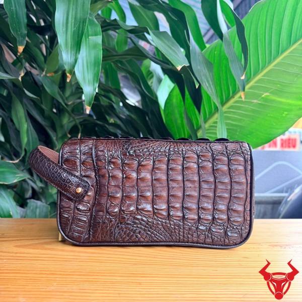 Clutch hộp da gù lưng cá sấu CGA8 màu nâu đất dành cho doanh nhân.