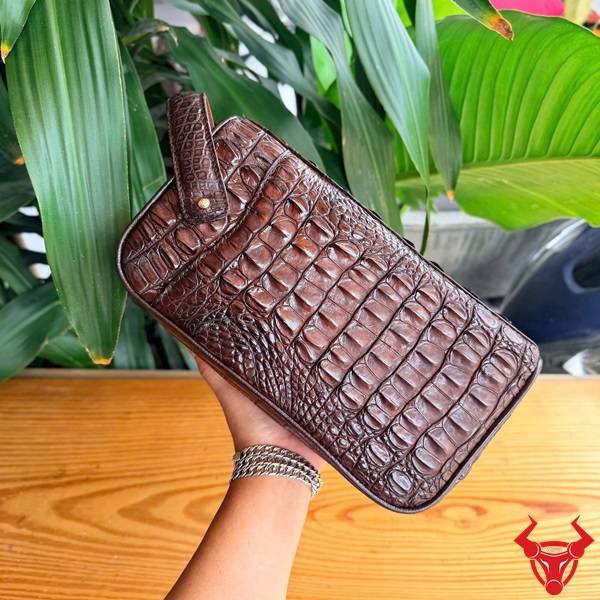 Túi clutch hộp da gù lưng cá sấu màu nâu đất sang trọng và đẳng cấp.