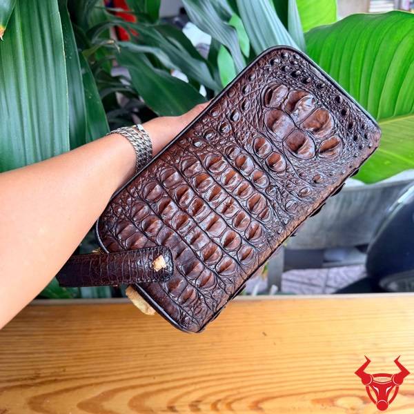 Clutch xách tay da gù lưng cá sấu CGA4 màu nâu đất thiết kế hiện đại.